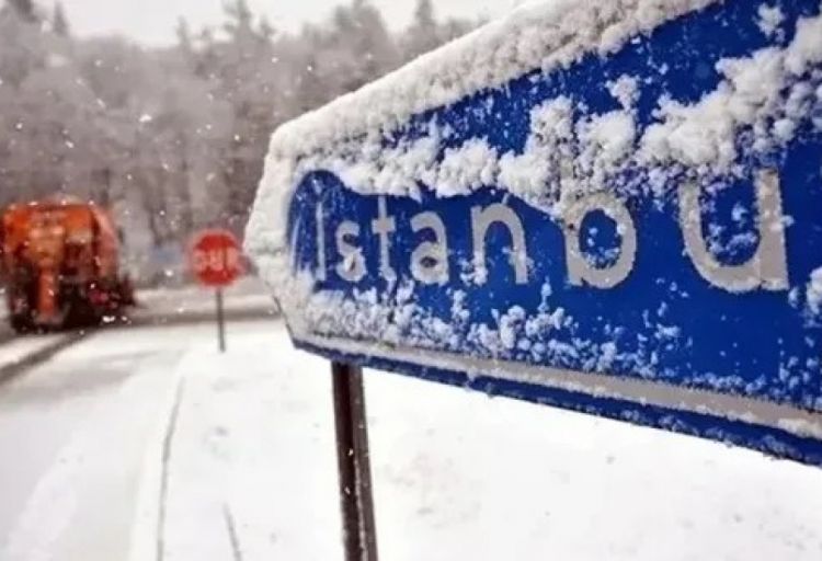 İstanbul ağ örpəyə bürünüb