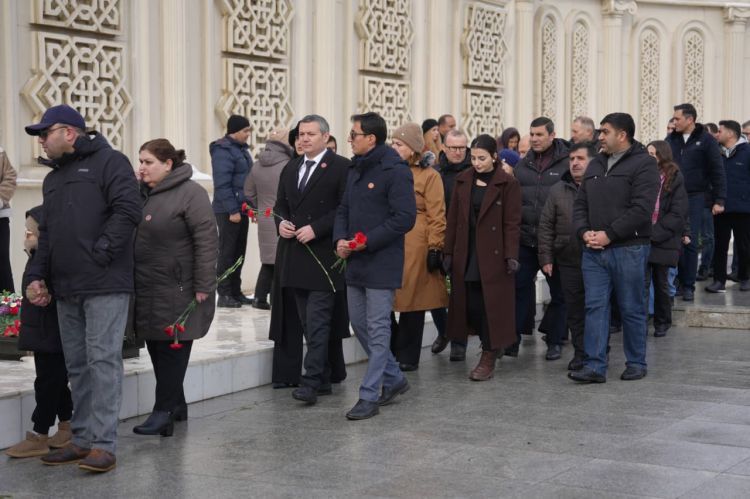 Naxçıvan televiziyasının kollektivi Şəhidlər xiyabanını ziyarət edib<font color=red> - FOTOLAR</font>