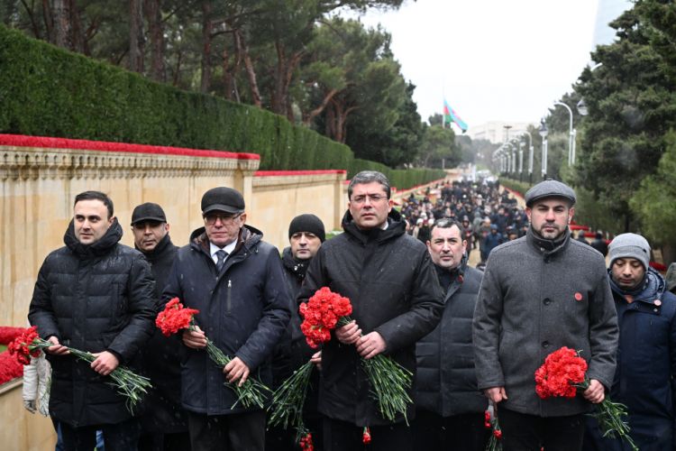 Medianın İnkişafı Agentliyinin nümayəndələri Şəhidlər xiyabanını ziyarət ediblər<font color=red> - FOTOLAR</font>