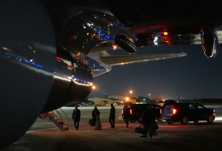 Trampın olduğu təyyarə elektrik probleminə görə geri dönmək məcburiyyətində qalıb