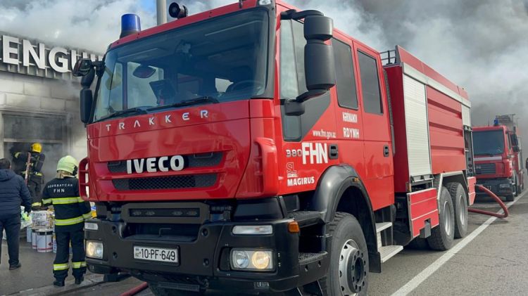 Ziya Bünyadov prospektində baş verən yanğınla mübarizəyə 18 texnika və 70 nəfərdən ibarət canlı qüvvə cəlb olunub