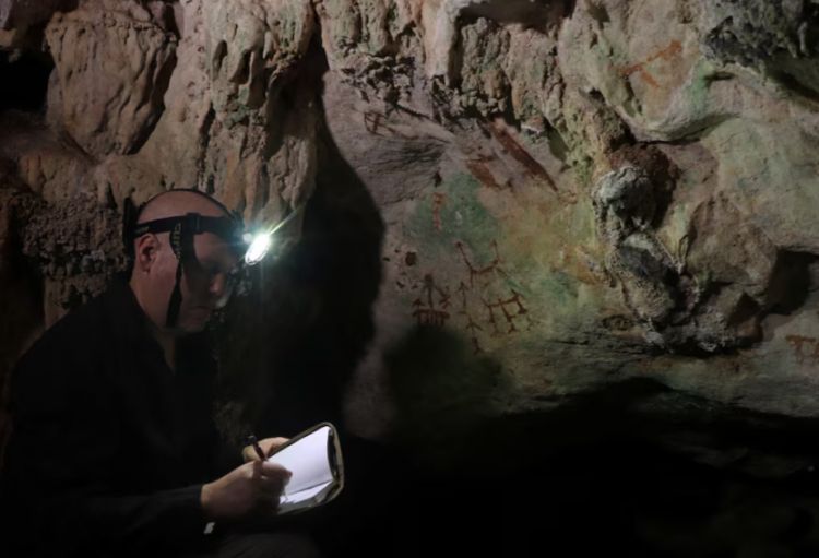 İndoneziyadakı bir mağarada dünyanın ən qədim qayaüstü rəsmi tapılıb