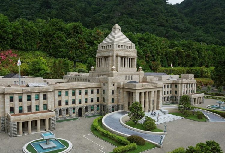 Yaponiya Parlamentinin aşağı palatası buraxılıb