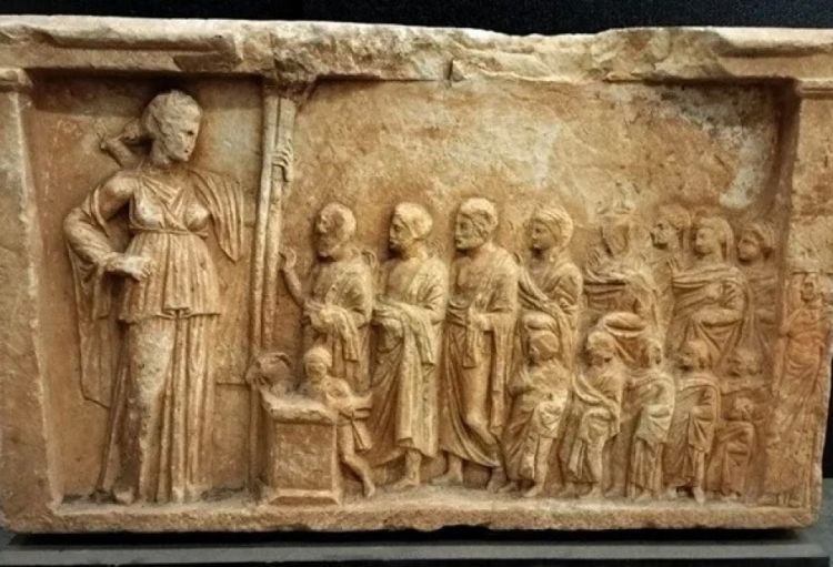 Yunanıstan ölkədən qanunsuz çıxarılmış antik irs nümunələrini geri qaytarıb