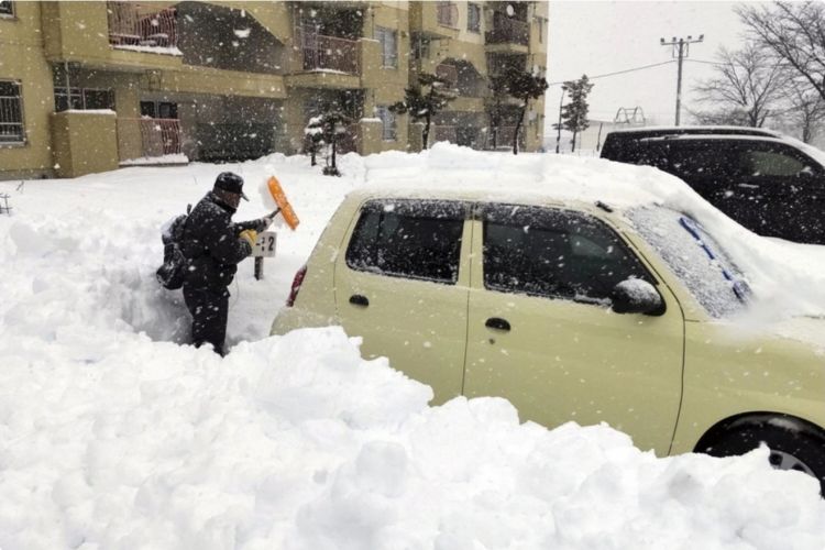 Yaponiyada qarlı və buzlu yollarda 13 nəfər xəsarət alıb