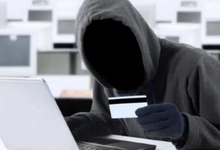 İş yoldaşının kartından oğurluq edən şəxs saxlanılıb