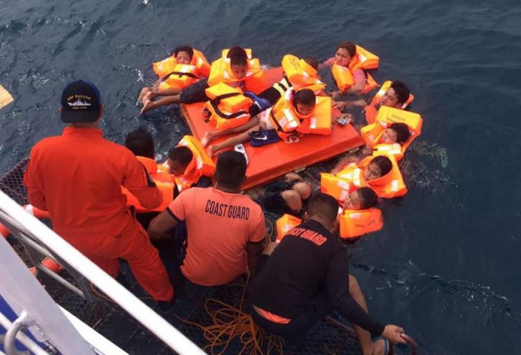 Filippində göyərtəsində 350 nəfər olan bərə batıb, ölənlər var