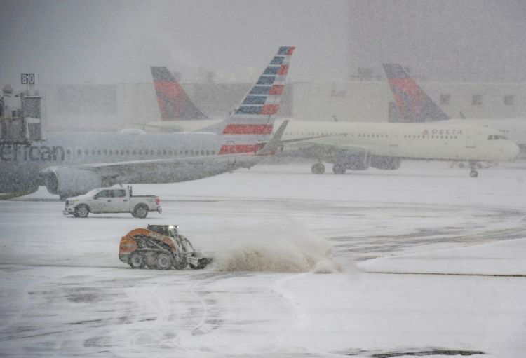Qış fırtınası ABŞ-da nəqliyyatı iflic edib, reyslərin kütləvi ləğvinə səbəb olub