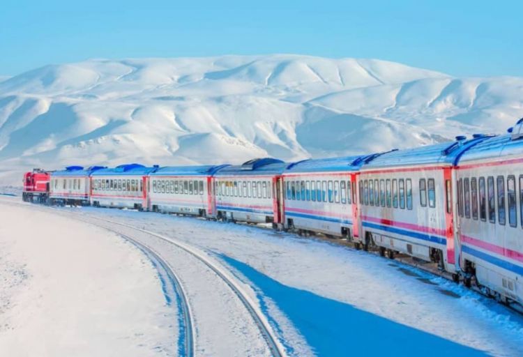 Polşada sərt qış qatarların hərəkətini iflic edib