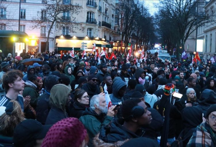 Parisdə miqrant işçinin polis tərəfindən qətlə yetirilməsi etirazlara səbəb olub