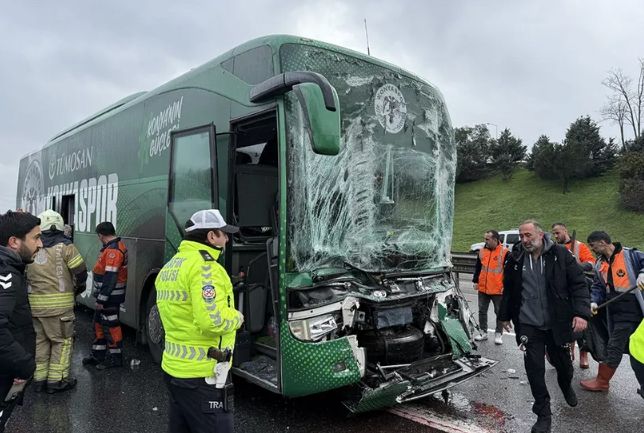 Türkiyə klubunun avtobusu qəzaya uğrayıb, iki futbolçu xəsarət alıb