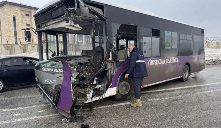 Türkiyədə iki avtobus toqquşub, 18 nəfər yaralanıb<font color=red> - FOTOLAR</font>