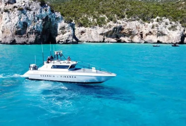 İtaliyanın Apuliya sahillərində qədim Roma gəmisinin qalıqları aşkarlanıb