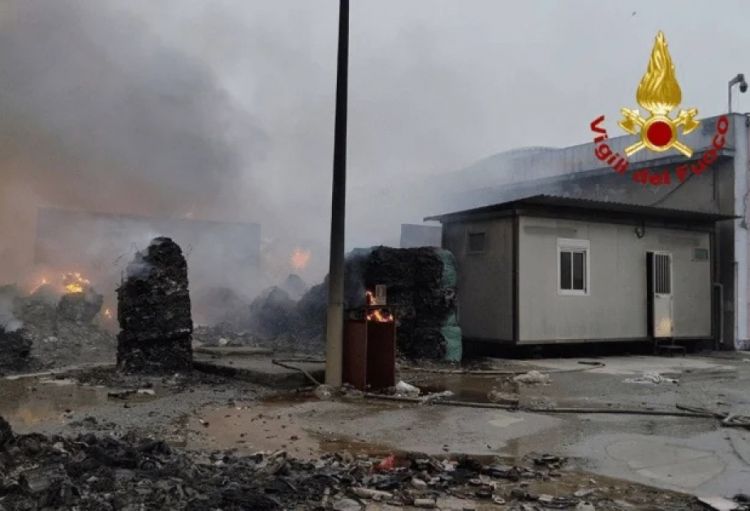 İtaliyada plastik tullantı zavodu yanır, xəsarət alan yoxdur