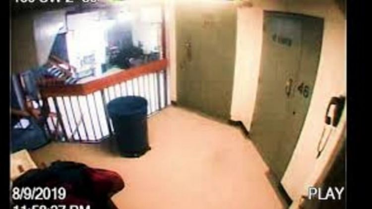 FTB Epşteynin öldüyü gecə onun kamerası yaxınlığında sirli fiqur aşkarlayıb