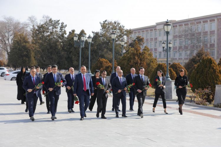 Ümummilli Lider Heydər Əliyevin abidəsi və Heydər Əliyev Muzeyi ziyarət olunub<font color=red> - FOTOLAR</font>