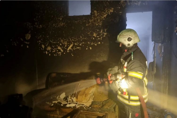 Suriyanın Homs şəhərində yaşayış binasında yanğın olub, ölən və xəsarət alanlar var