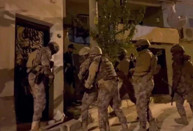 İzmirdə FETÖ-yə qarşı əməliyyat zamanı 12 nəfər saxlanılıb<font color=red> - FOTOLAR</font>