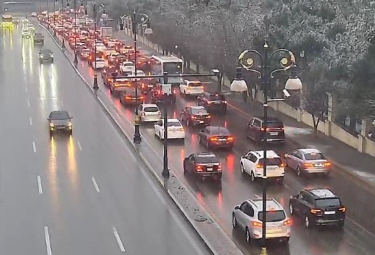 Bakının bəzi yollarında sıxlıq yaranıb