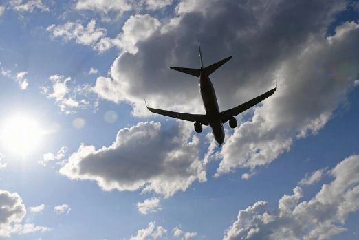 İndoneziyada naməlum şəxslər təyyarəyə silahlı hücum edib, pilotlar ölüb