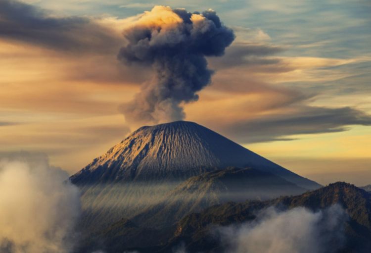 İndoneziyada Semeru vulkanı gün ərzində beş dəfə püskürüb