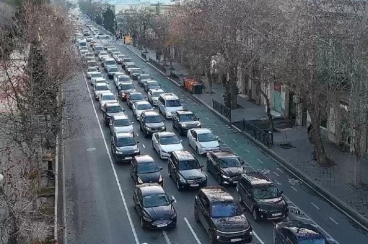 Bakının bir sıra yollarında tıxac yaranıb