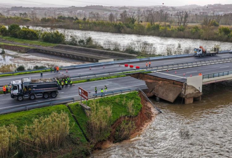 Portuqaliyada fırtına azı 16 nəfərin həyatına son qoyub