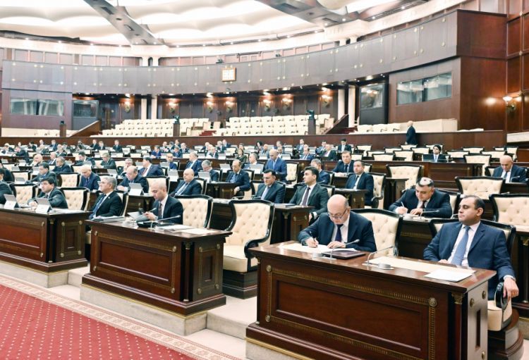 Parlament minimum əməkhaqqı ilə bağlı Əmək Məcəlləsinə təklif edilən dəyişikliyi təsdiqlədi