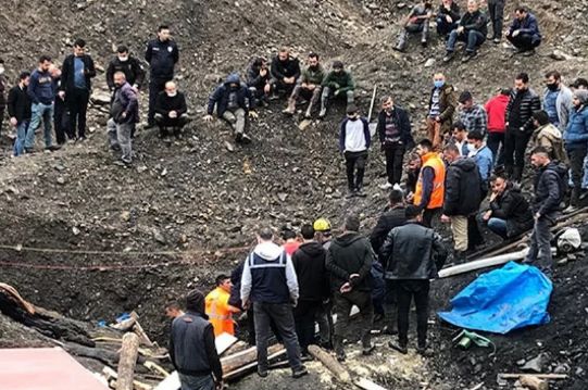 Türkiyədə kömür mədənində uçqun olub, 3 nəfər dağıntılar altında qalıb