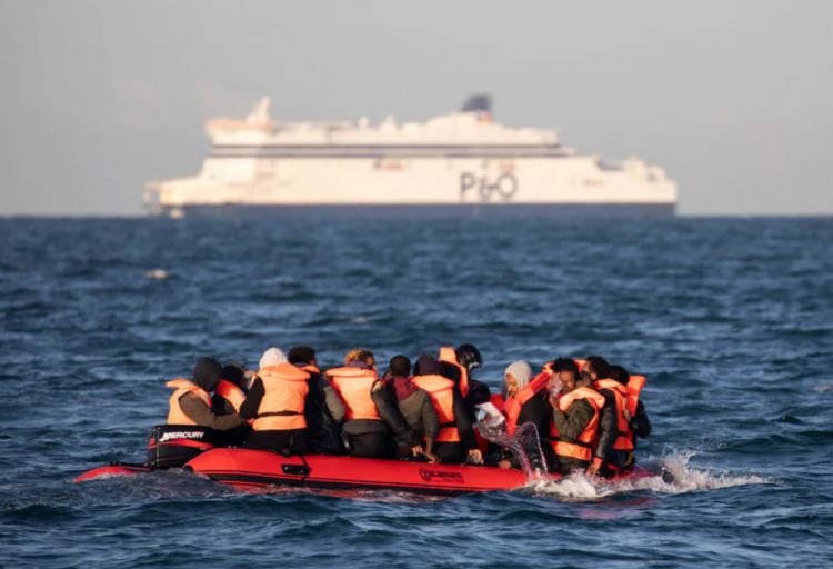 Britaniyada kiçik qayıqla ölkəyə gələn miqrantlara 210 min funt kompensasiya ödənilib