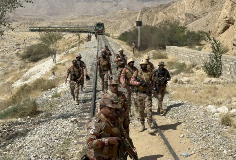Pakistanda təhlükəsizlik postuna hücum: 12 silahlı, 11 hərbçi həlak olub