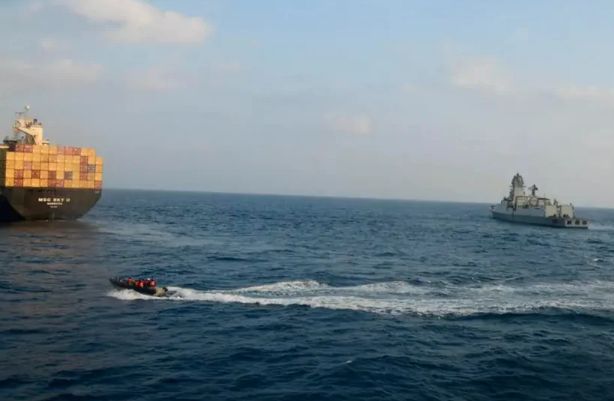 Yəmən limanı yaxınlığında gəmi atəşə tutulub