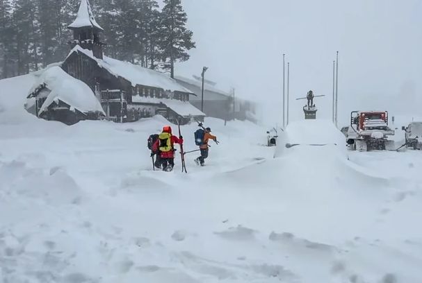 KİV: ABŞ-nin qərbində qar uçqunu nəticəsində 10 xizəkçi itkin düşüb