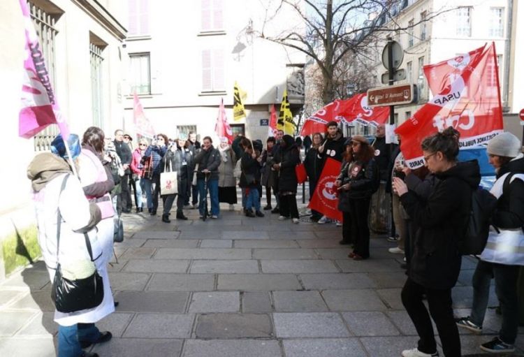 Fransada baş örtüyünə görə cəzalandırılan tibb bacısına dəstək aksiyası