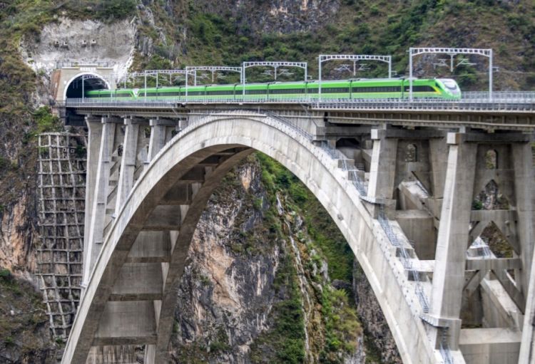 Çin dünyanın ən mürəkkəb dəmir yolu layihəsini 2030-cu ilədək başa çatdıracaq