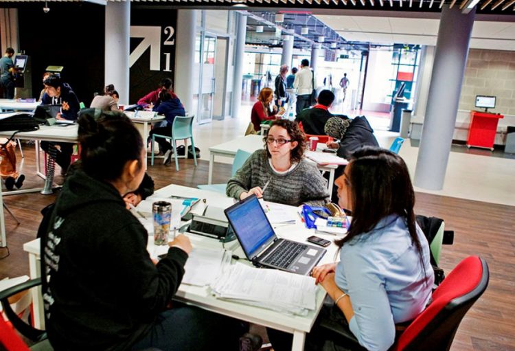 Böyük Britaniyada artan işsizlik hökumətin daha yüksək əməkhaqqı vədlərini alt-üst edir