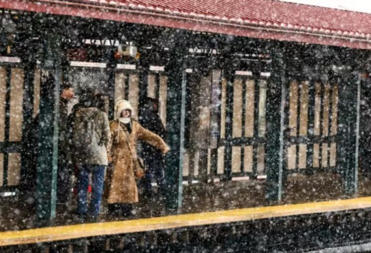 Əlverişsiz havaya görə Nyu-Yorkda hərəkət qadağan edilib