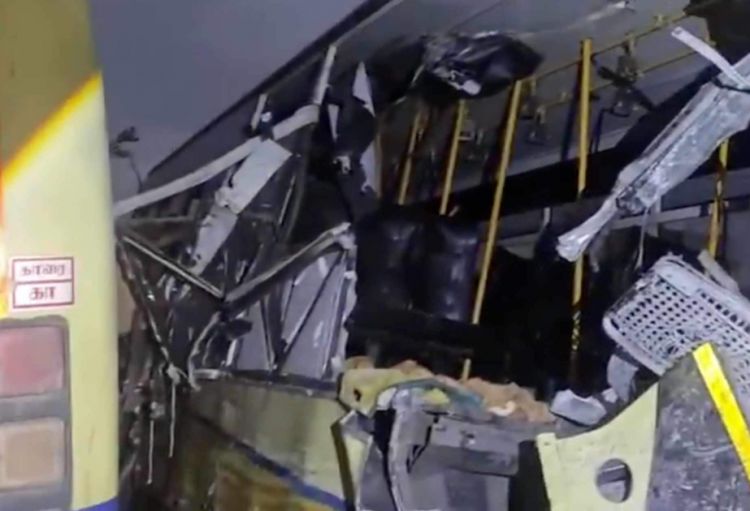 İndoneziyada avtobus qəzası: 23 nəfər xəsarət alıb