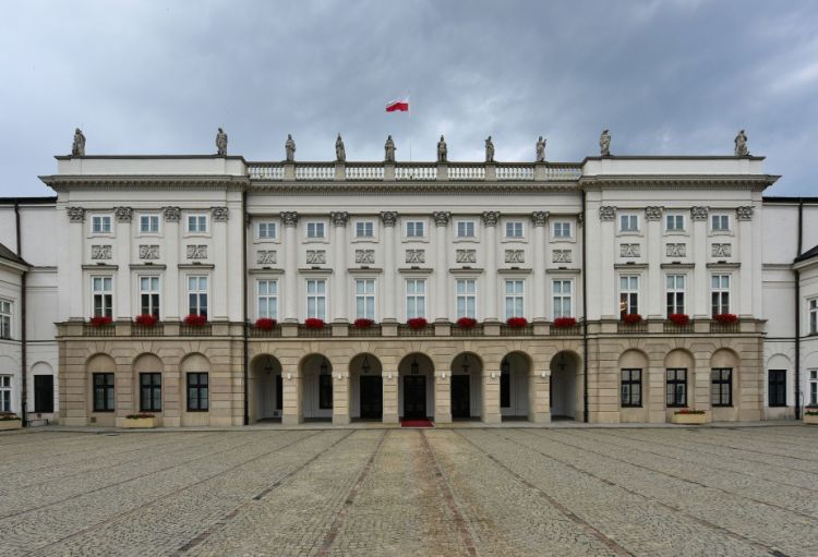 Polşa Prezidentinin ofisindən 140 min dollardan çox pul oğurlanıb