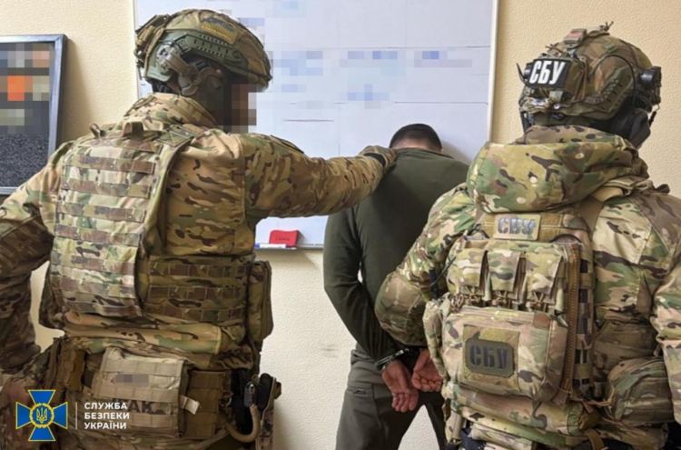 Ukraynada HHQ komandiri və Təhlükəsizlik Xidmətinin şöbə rəisi 320 min dollar rüşvət üstündə tutulub<font color=red> - FOTOLAR</font>