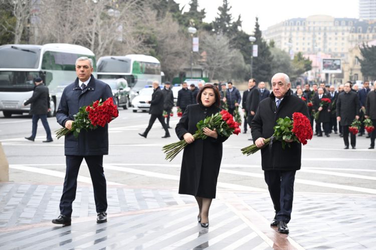 Dövlət və hökumət rəsmiləri Xocalı soyqırımı abidəsini ziyarət ediblər<font color=red> - FOTOLAR</font>