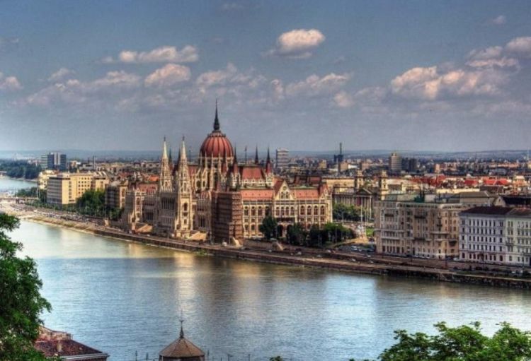 Macarıstan hökuməti vətəndaşlarını Yaxın Şərq regionuna planlaşdırılan səfərlərinin təxirə salınmasını tövsiyə edir