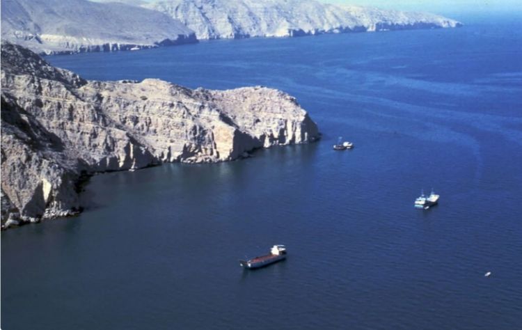 KİV: İran Hörmüz boğazını bağlayır