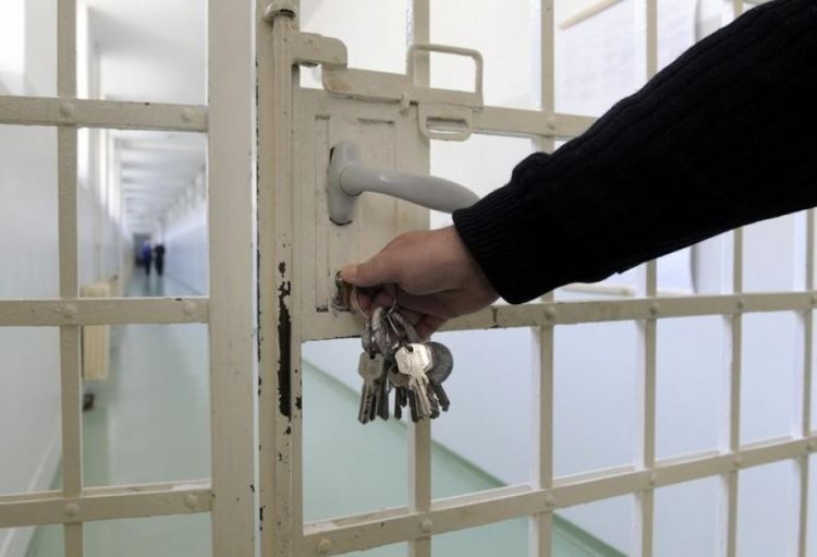 Ombudsmanın müraciətləri əsasında ötən il 21 məhkum əfv edilib