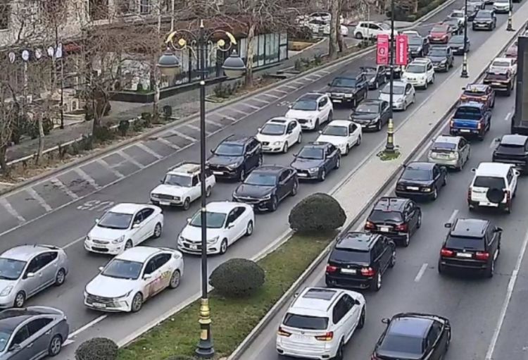 Bakının bəzi yollarında sıxlıq yaranıb