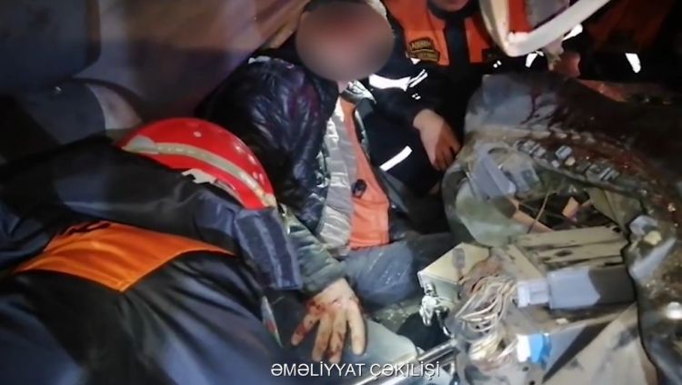 FHN avtomobildə sıxılı vəziyyətdə qalan şəxsi xilas edib<font color=red> - VİDEO</font>