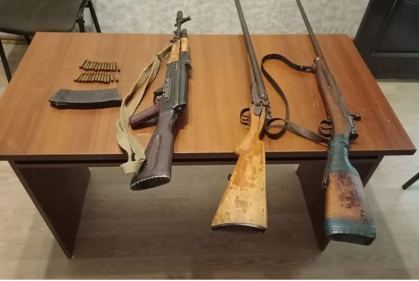 Ötən gün qanunsuz saxlanılan 5 avtomat, 23 tüfəng aşkarlanıb