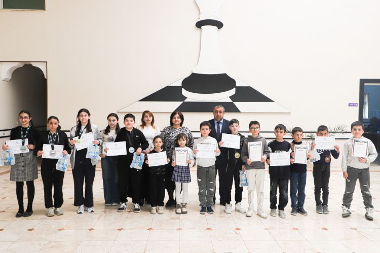 Məktəblilərin şahmat üzrə muxtar respublika birinciliyində qaliblər bəlli olub<font color=red> - FOTOLAR</font>