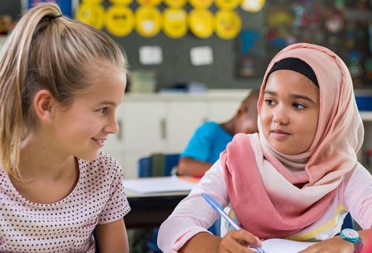 İsveçdə balaca uşaqlar üçün hicabın qadağan edilməsi təklif olunur