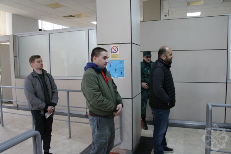 Rusiya səfirliyinin nümayəndələri İranı Azərbaycan vasitəsilə tərk ediblər<font color=red> - FOTOLAR</font>